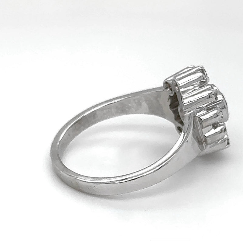 Stilvoller Ring in 18 Karat Weißgold mit feinen Brillanten