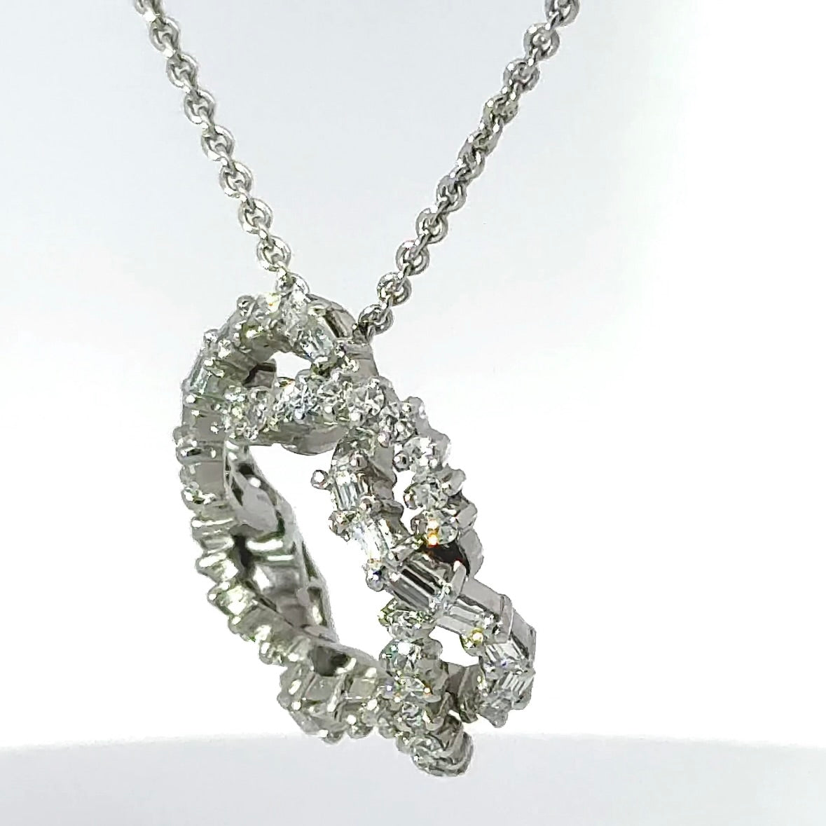 Ausgefallener Vintage-Anhänger in 18 Karat Weißgold mit Diamanten