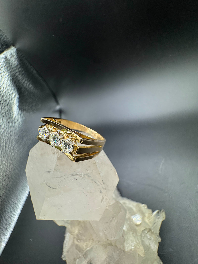Ausgefallener Ring in 18 Karat Gelbgold mit Brillanten
