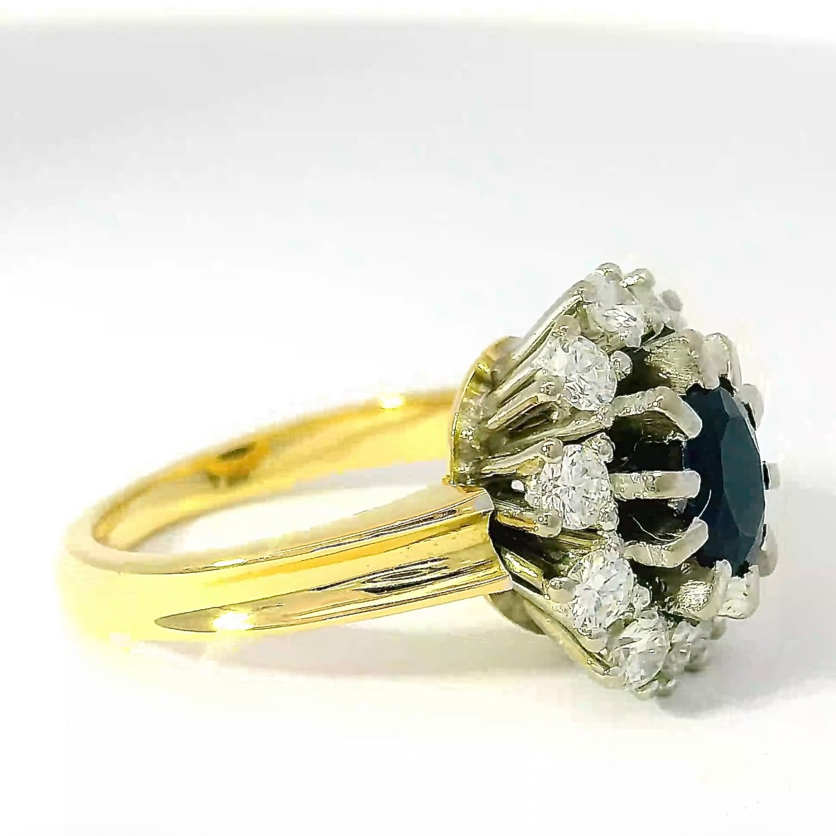 High-quality ring in 18 carat yellow & white gold with sapphire & brilliant-cut diamonds