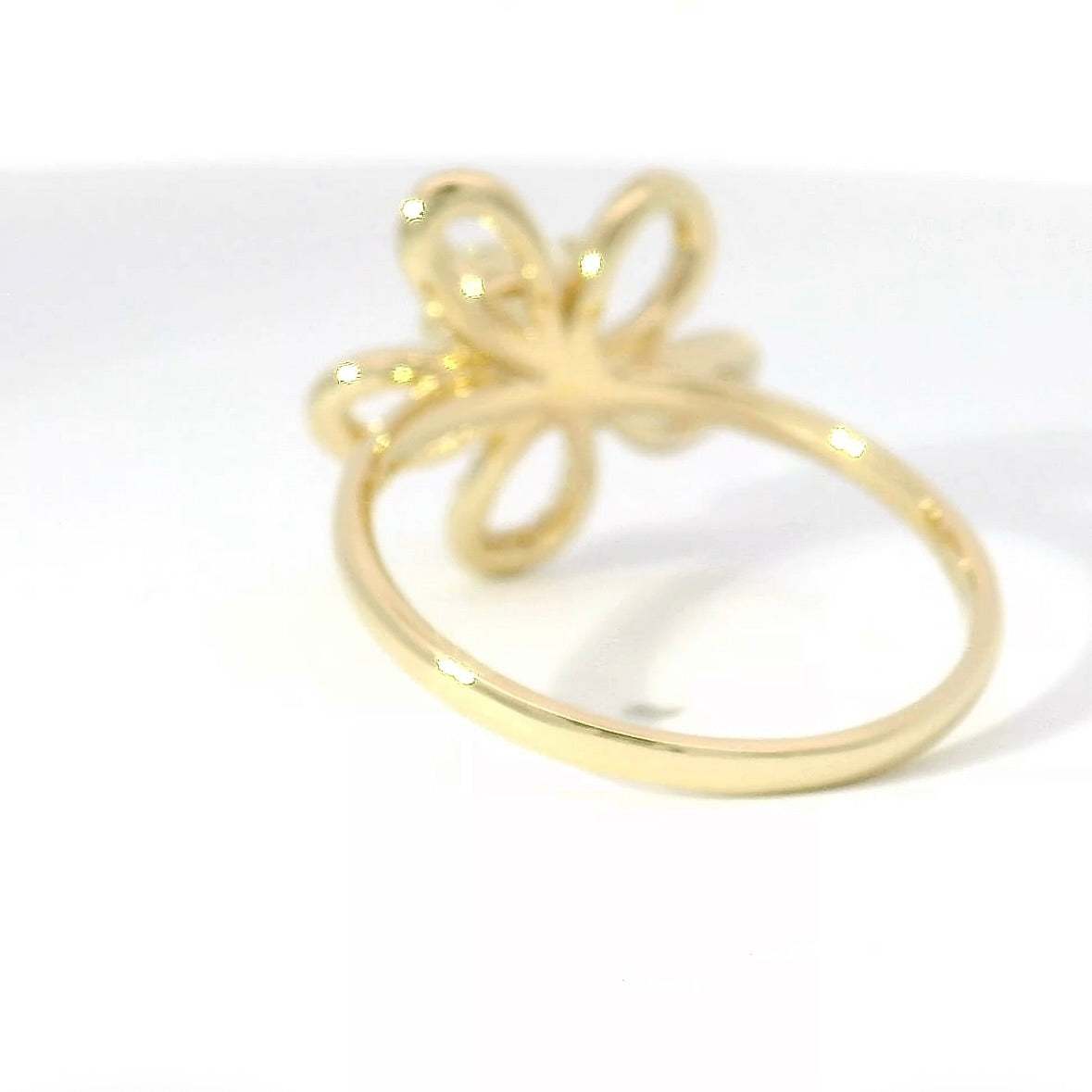 Besonderer Ring in 14 Karat Gelbgold mit Einkaräter & Brillanten