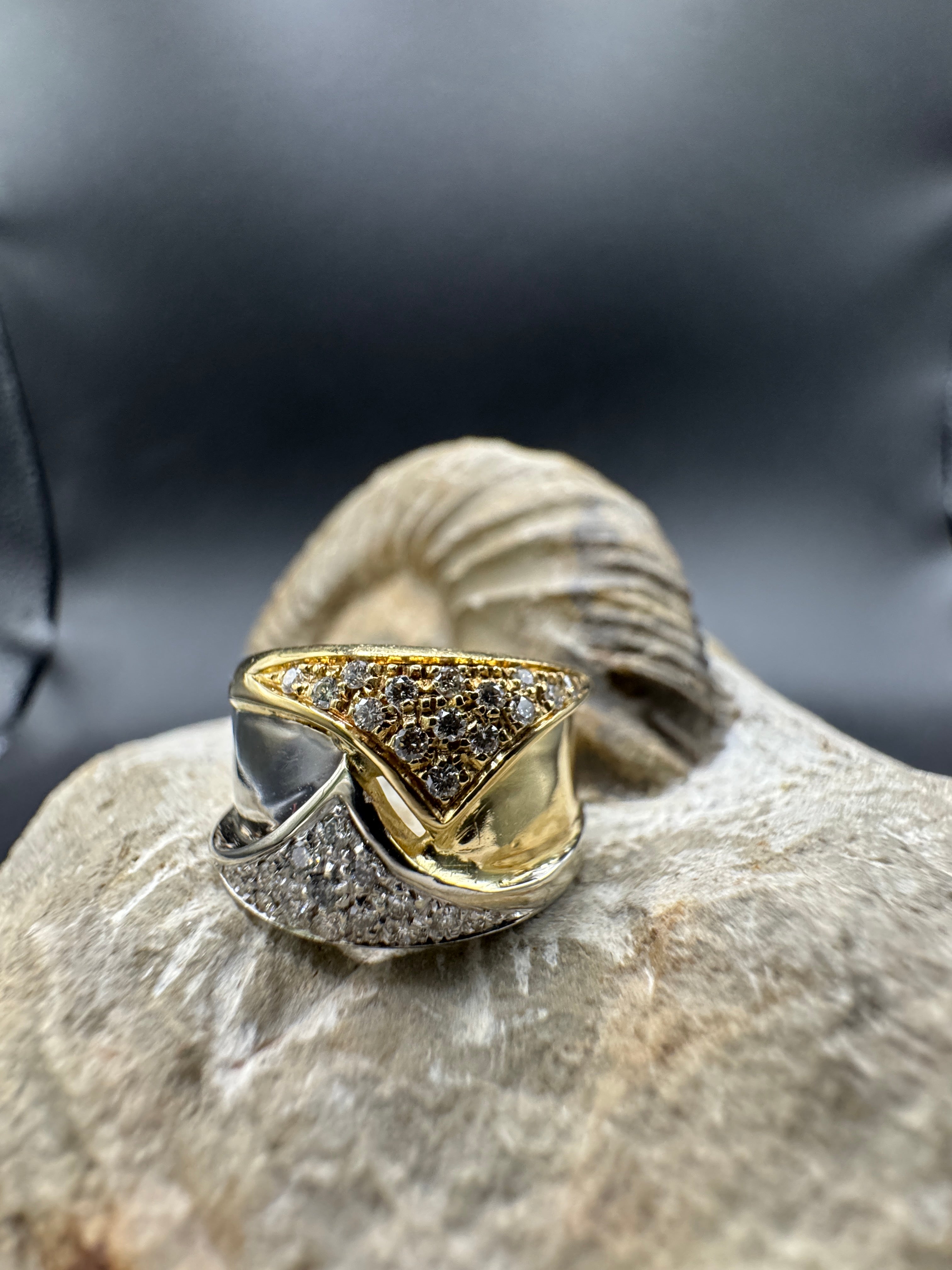 Breiter Bicolor-Ring in 18 Karat Gelb- & Weißgold mit feinen Brillanten