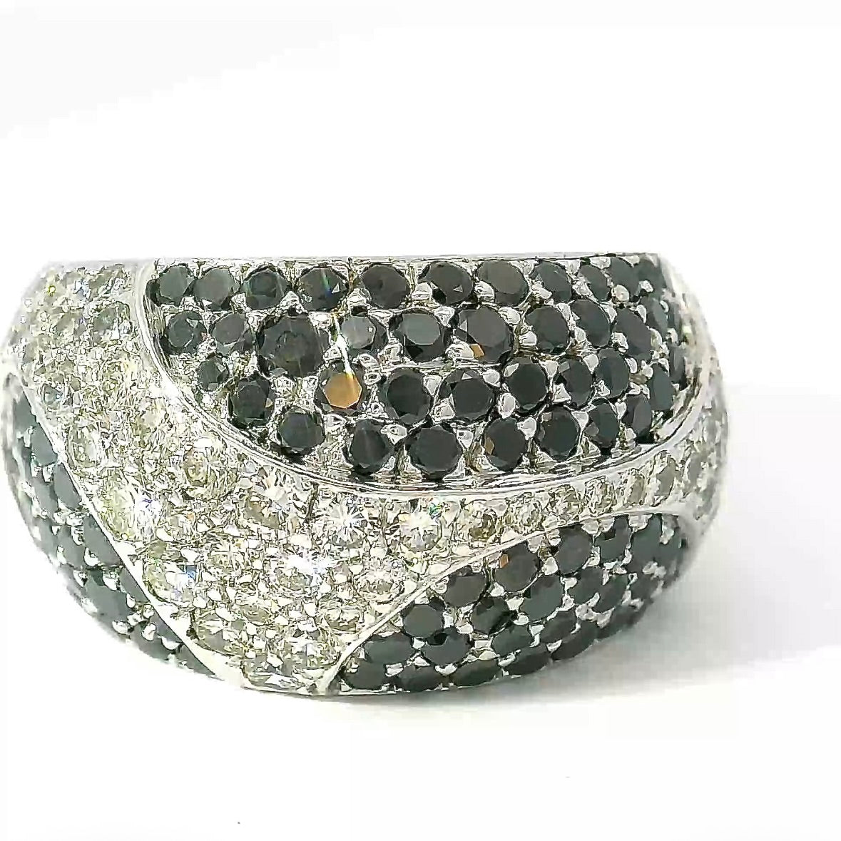 Substantial 18k white gold cocktail ring with black & white brilliant-cut diamonds
