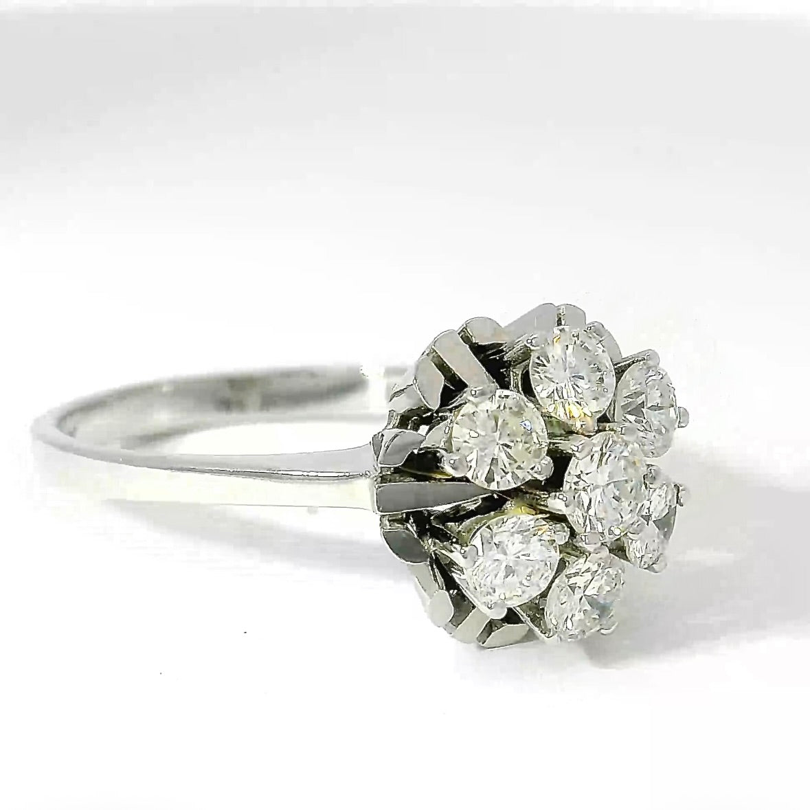 Zeitloser Cocktail Ring in 14 Karat Weißgold mit feinen Brillanten