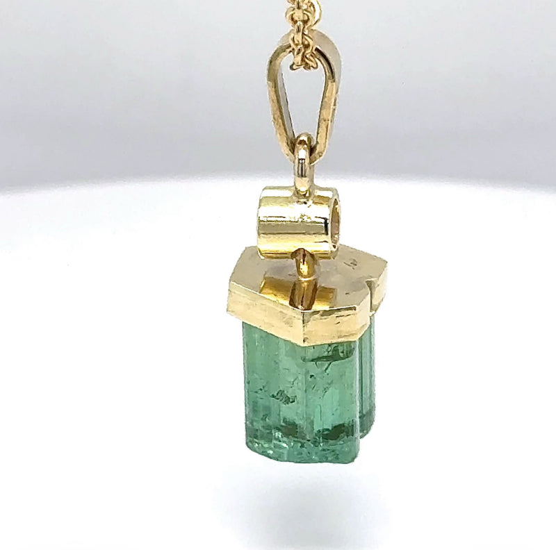Stilvoller Turmalin Anhänger in 14 Karat Gelbgold mit feinen Brillant - Handarbeit