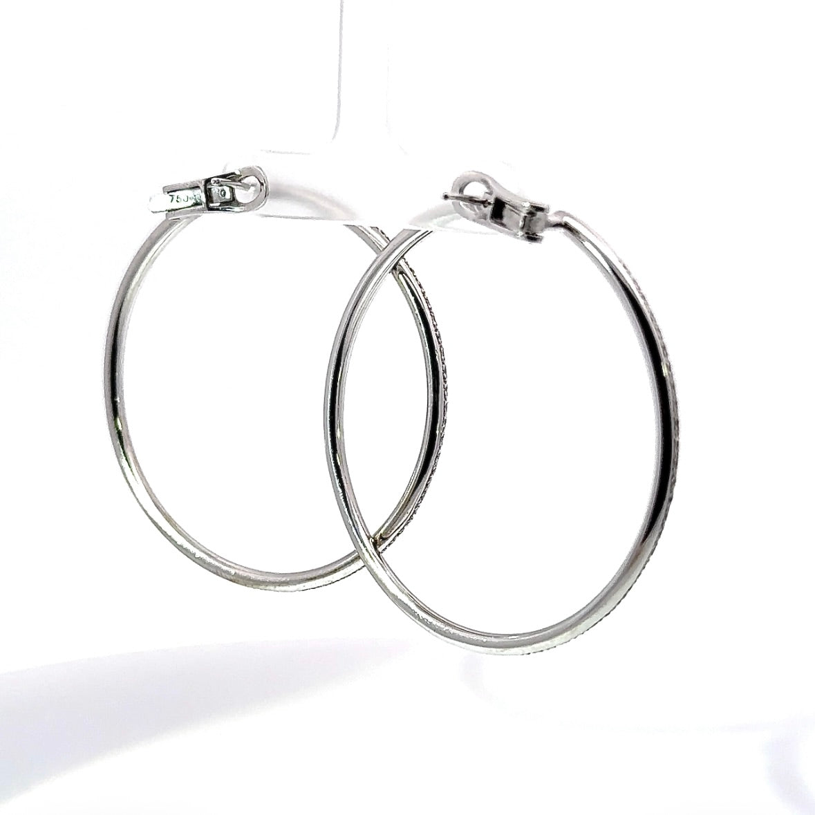 Exceptional 18-karat white gold earrings with 286 brilliant-cut diamonds