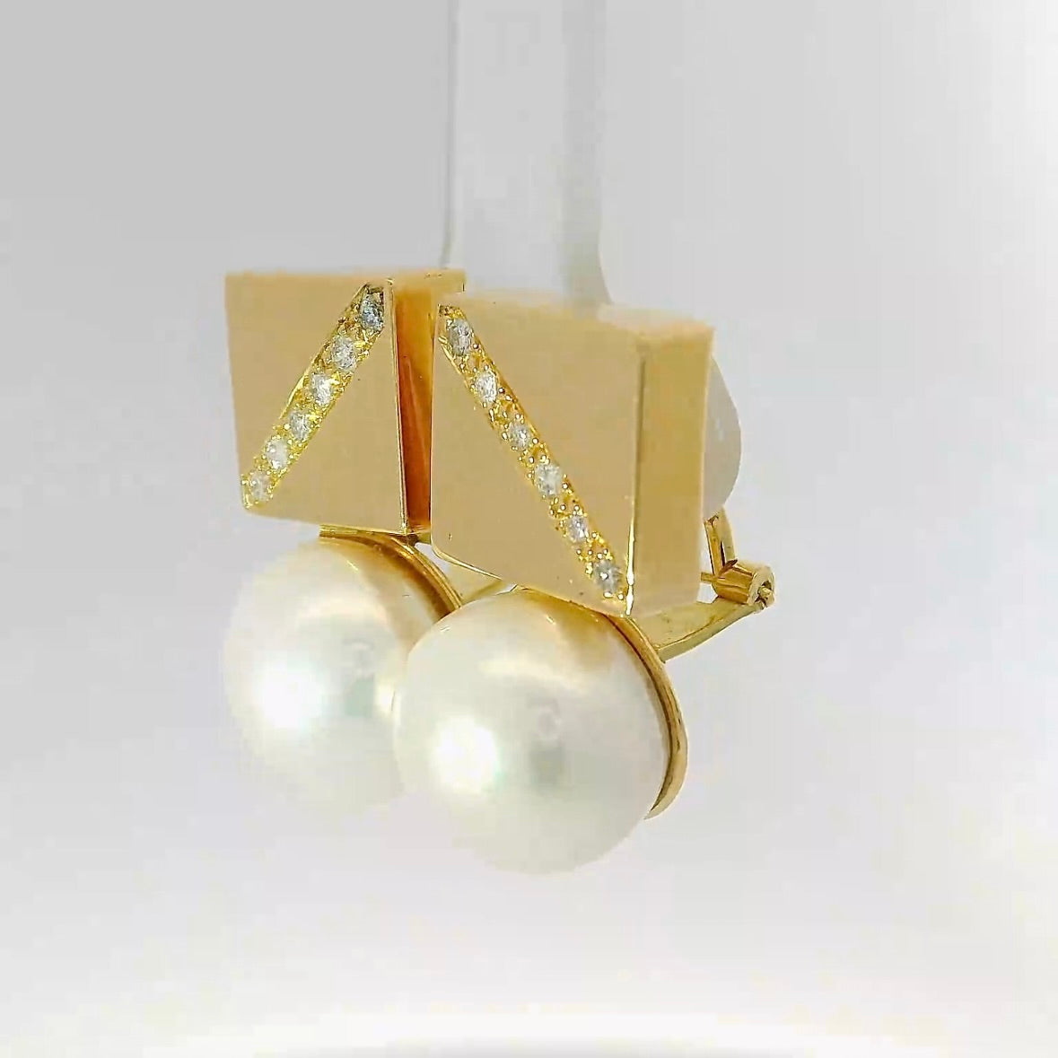 Massive 18k yellow gold earrings with brilliant cut diamonds & freshwater pearls