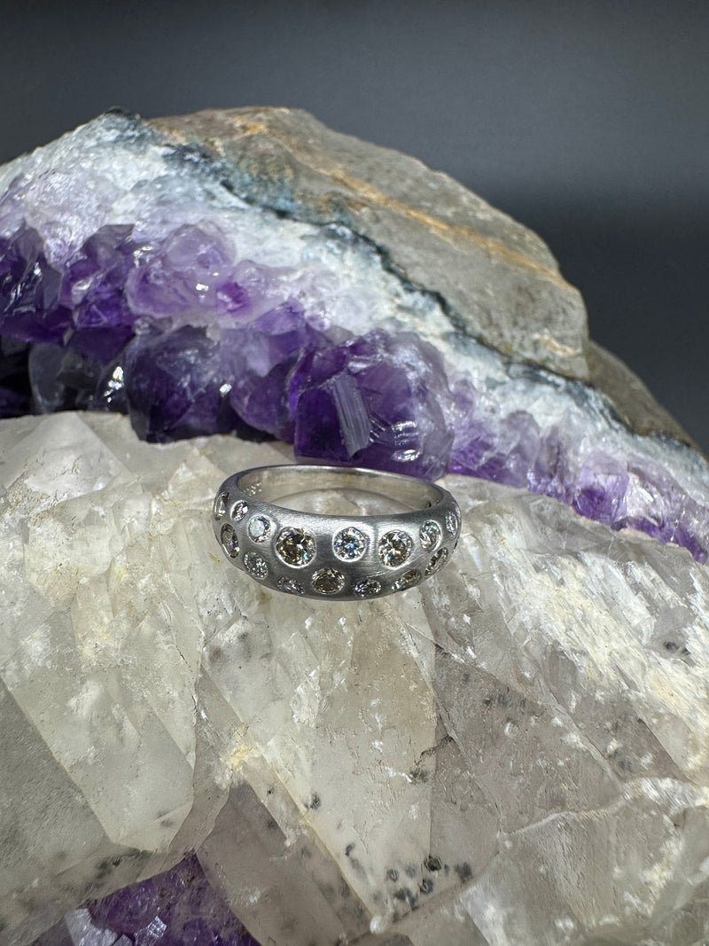 Edler Sternenhimmel-Ring in 14 Karat Weißgold mit Brillanten