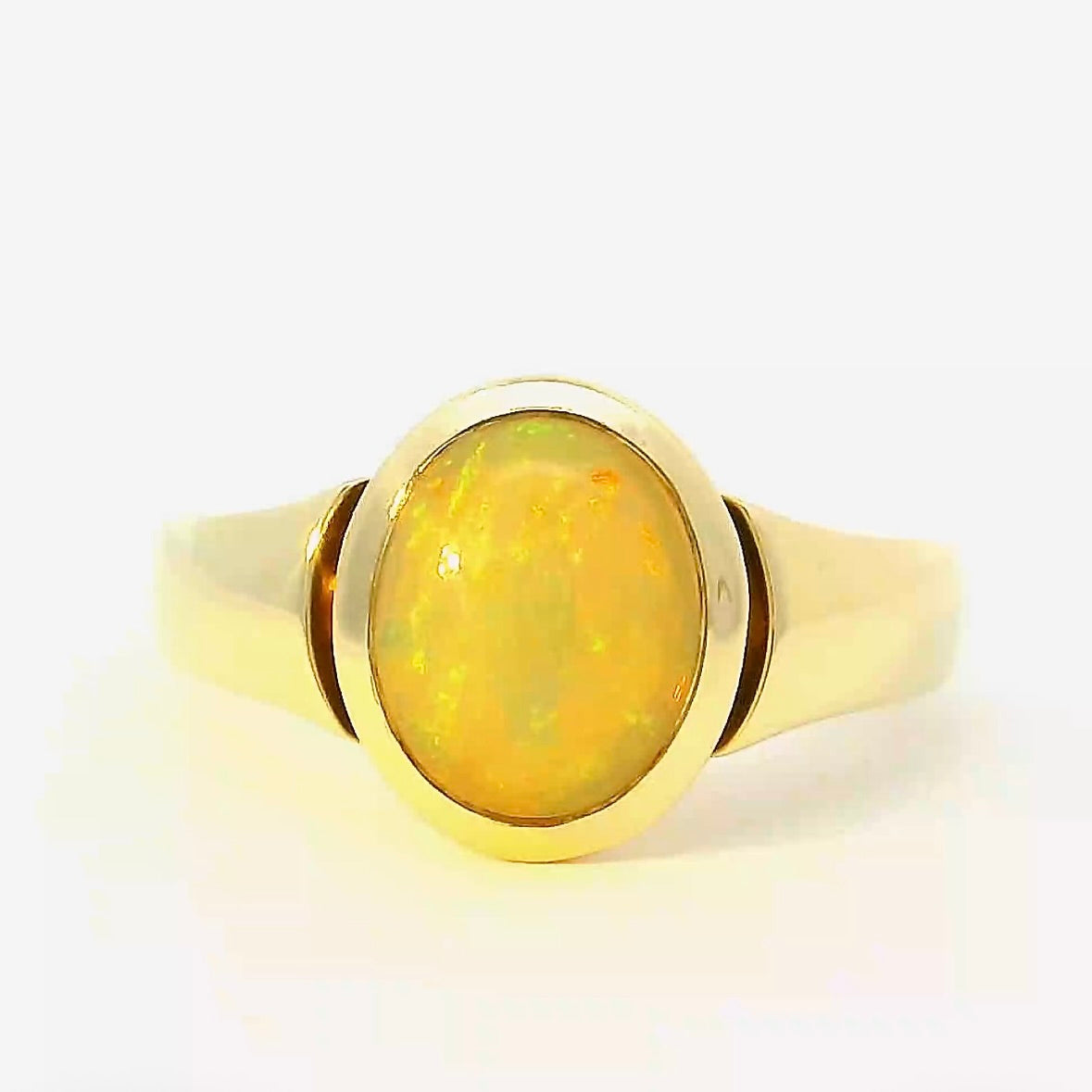 Edler Ring in 14 Karat Gelbgold mit äthiopischem Opal von R. H. Becker
