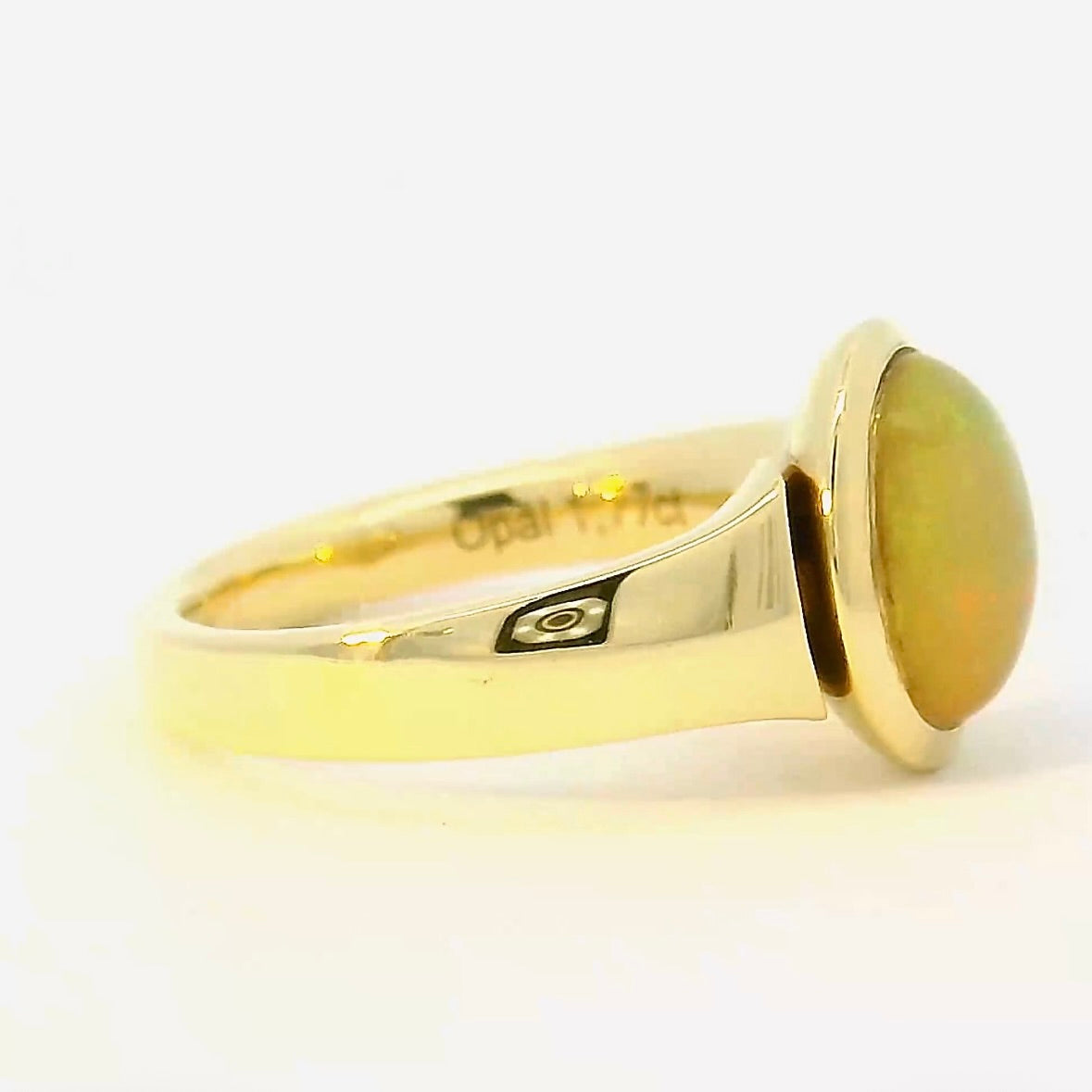 Edler Ring in 14 Karat Gelbgold mit äthiopischem Opal von R. H. Becker