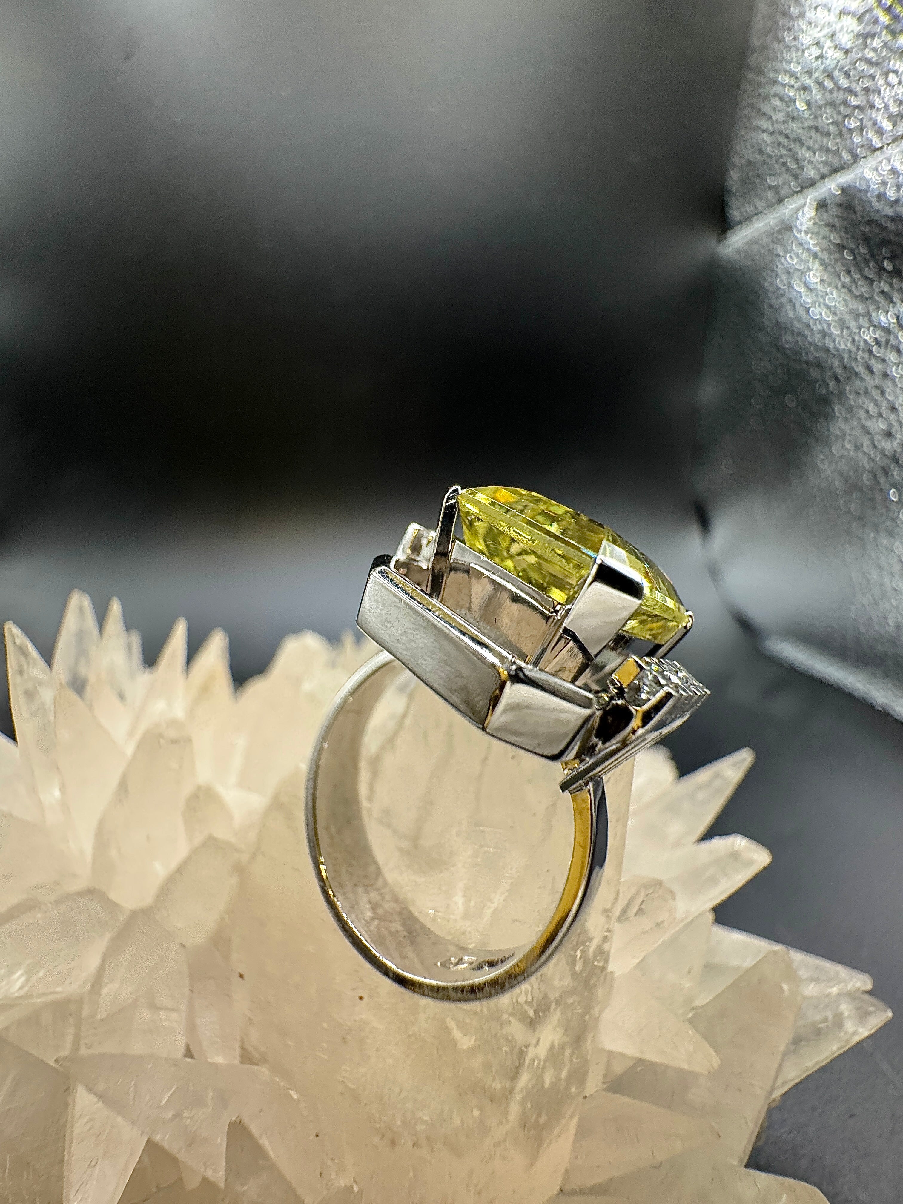 One-of-a-kind ring in 18 karat white gold with lemon quartz & brilliant-cut diamonds