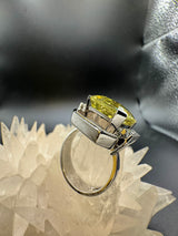 Einmaliger Ring in 18 Karat Weißgold mit Zitronenquarz & Brillanten