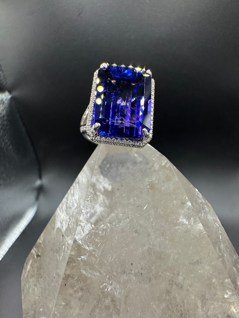 Edler Tansanit Ring in 18 Karat Weißgold mit feinen Brillanten