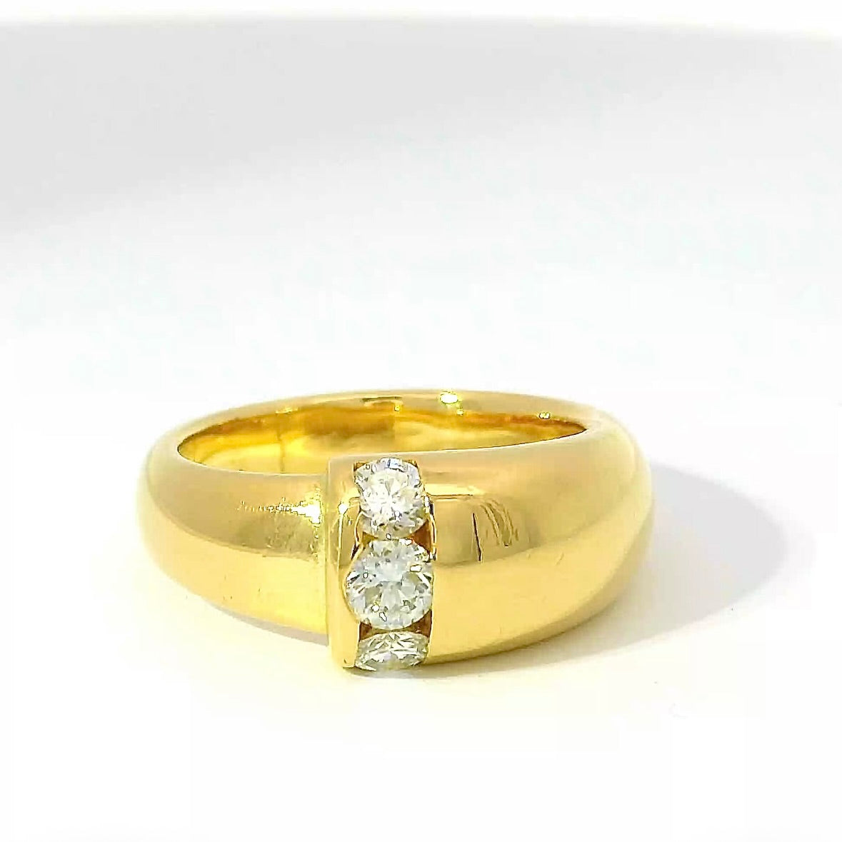 Handgefertigter Ring von Jaufmann in 18 Karat Gold mit Brillanten
