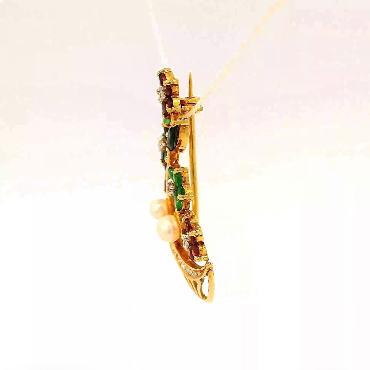 Farbenfrohe Brosche in 18 Karat Gelbgold mit Smaragd, Rubin, Saphir & Brillanten