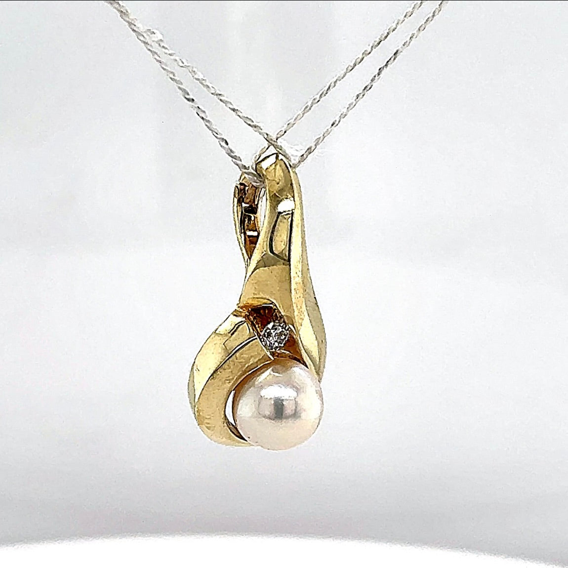 Eleganter Vintage-Anhänger in 14 Karat Gelbgold mit Brillant und Akoya-Perle