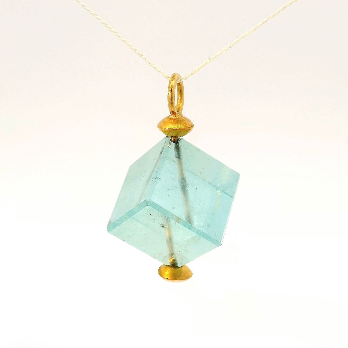 Ausgefallener Anhänger in 18 Karat Gelbgold mit feinem Aquamarin