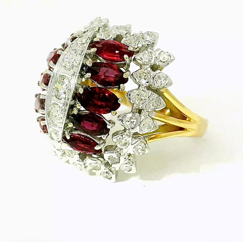 Ausgefallener Cocktailring in 18 Karat Gold mit Rubinen und Brillanten