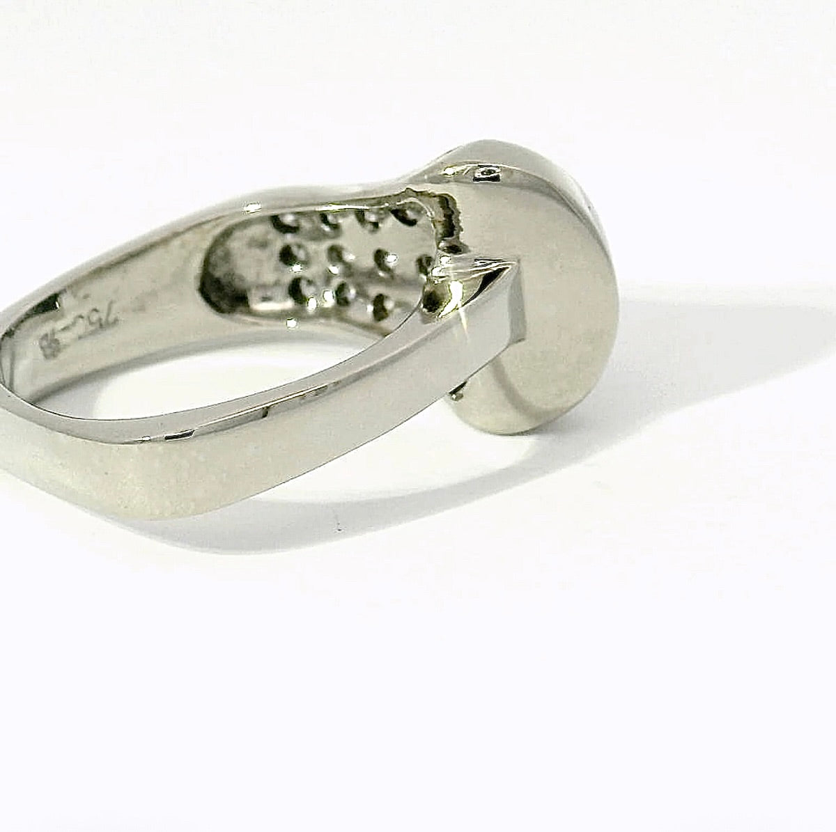 Edler Ring in 18 Karat Weißgold mit feinen Brillanten - Massive Handarbeit