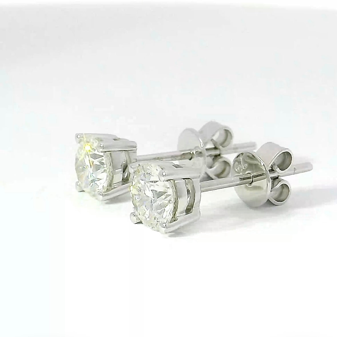 Moderne Ohrstecker in 18 Karat Weißgold mit feinen Brillanten