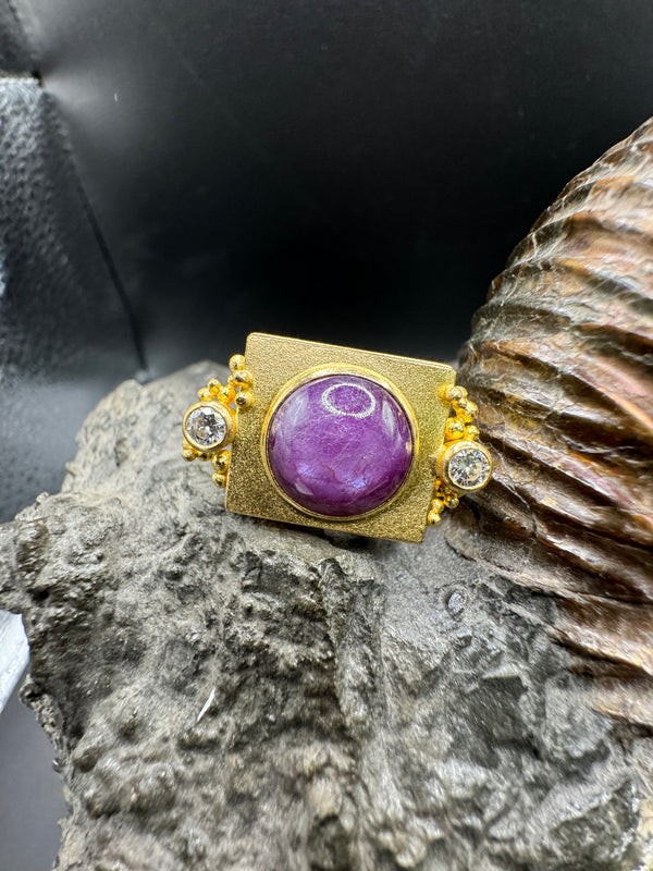 Einmaliger Ring in 21,6 Karat Gelbgold mit Stern-Rubin & Brillanten