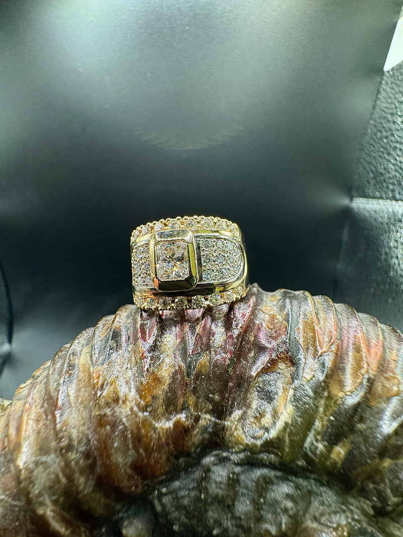 Eindrucksvoller Ring in 14 Karat Gelbgold mit Emerald-Diamant und Brillanten