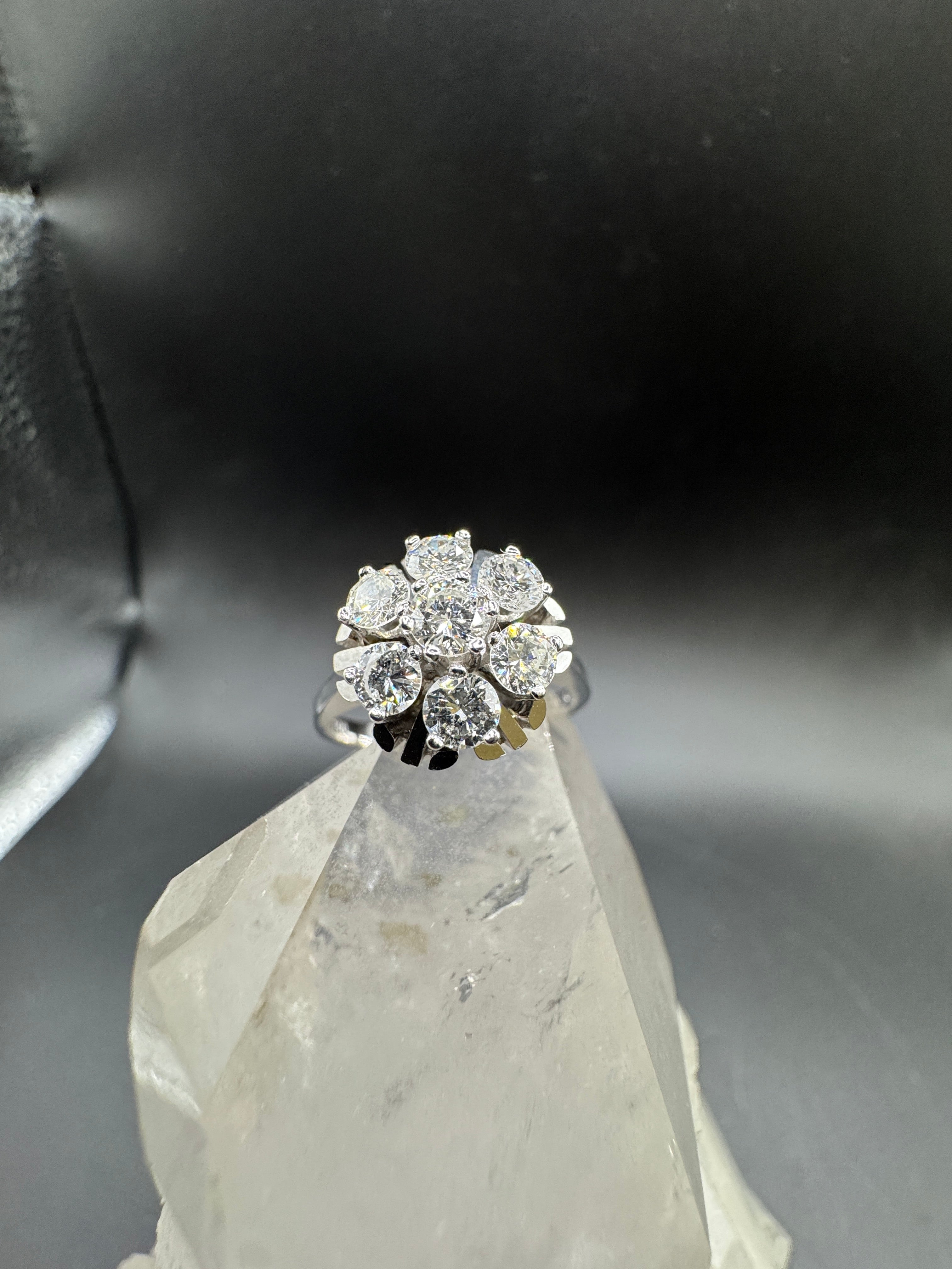 Zeitloser Cocktail Ring in 14 Karat Weißgold mit feinen Brillanten