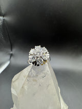Zeitloser Cocktail Ring in 14 Karat Weißgold mit feinen Brillanten
