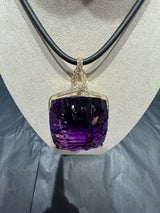 Riesiger Amethyst Anhänger in 14 Karat Gelbgold mit feinen Brillanten