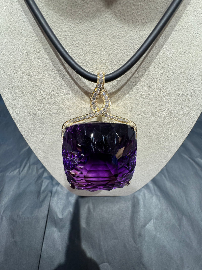 Riesiger Amethyst Anhänger in 14 Karat Gelbgold mit feinen Brillanten
