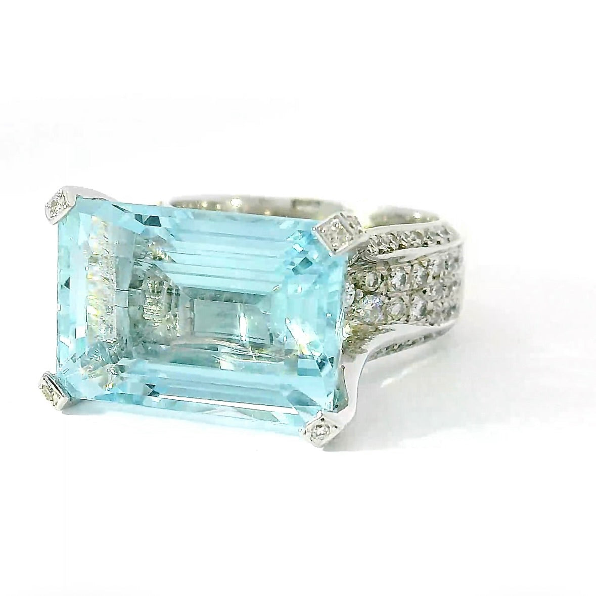 Prunkvoller Cocktailring in 18 Karat Weißgold mit feinem Aquamarin und Brillanten