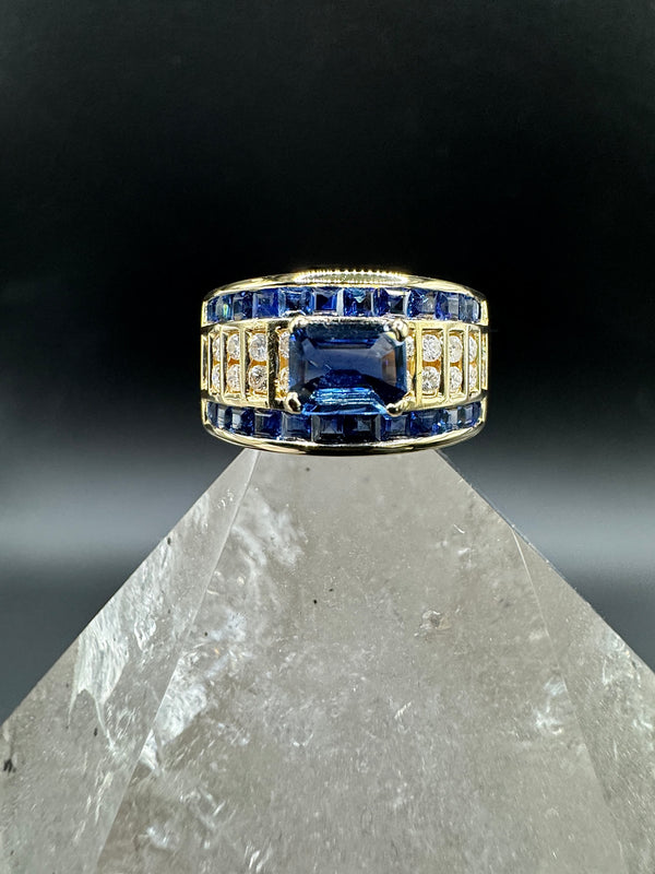 Ausgefallener Ring in 18 Karat Gelbgold mit leuchtend blauen Saphiren und Brillanten