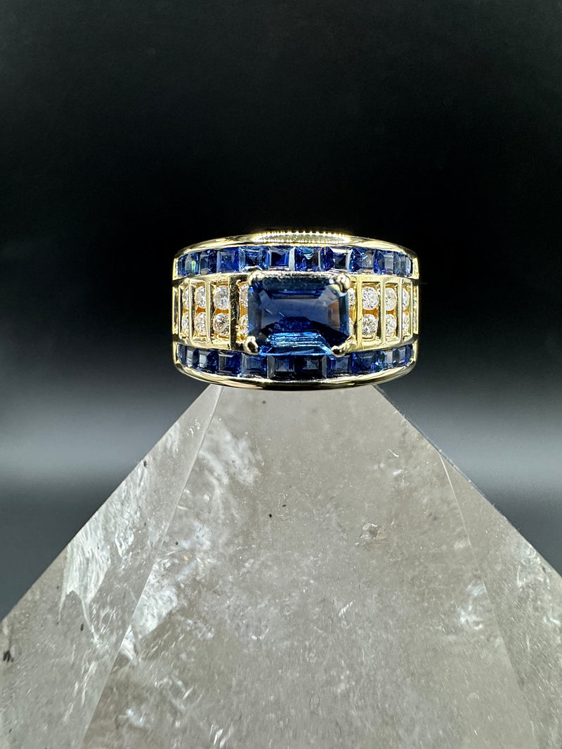 Ausgefallener Ring in 18 Karat Gelbgold mit leuchtend blauen Saphiren und Brillanten