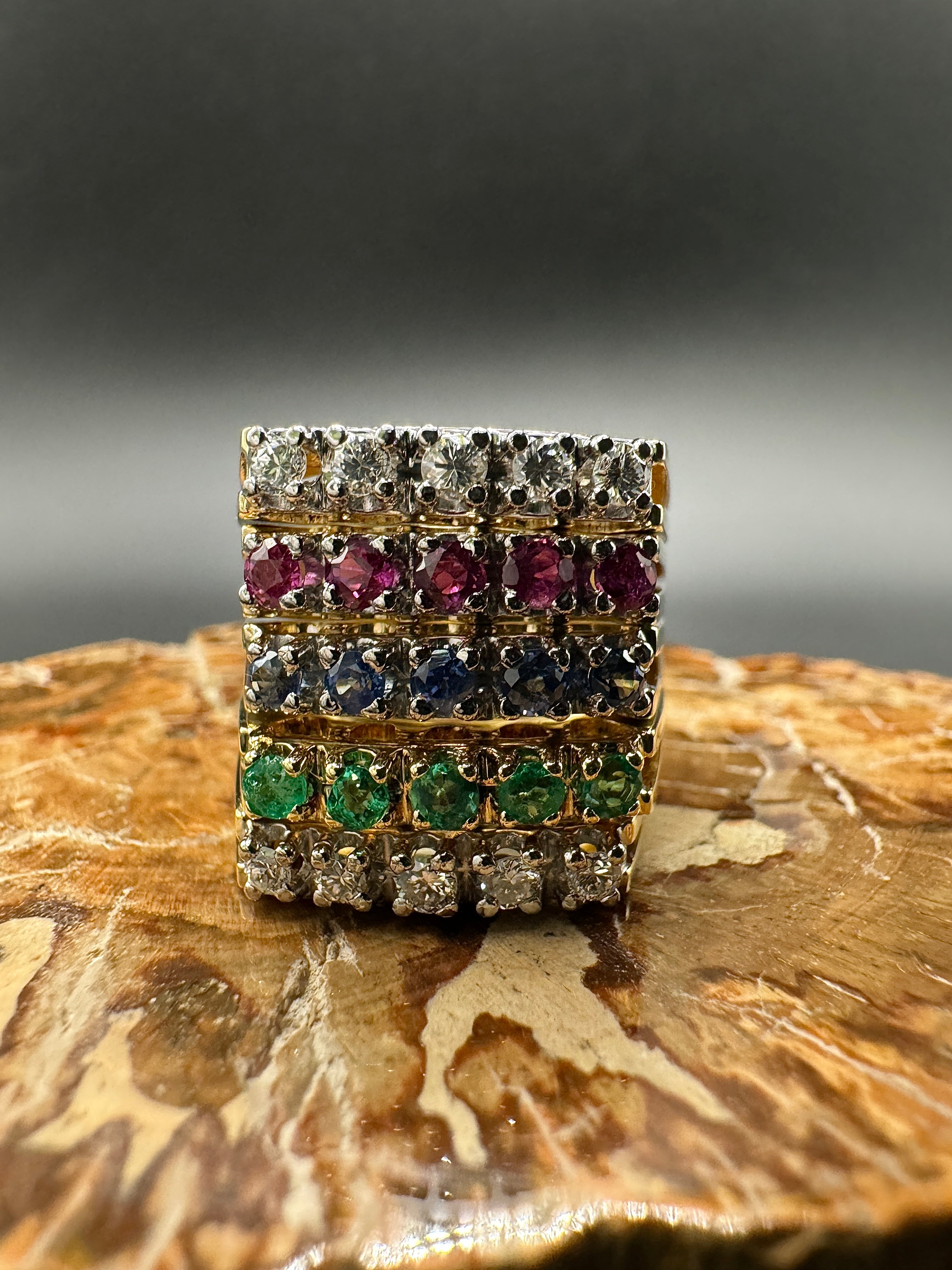 Breiter Halbmemory Ring in 14 Karat Gelbgold mit Saphir, Rubin, Smaragd & Brillanten