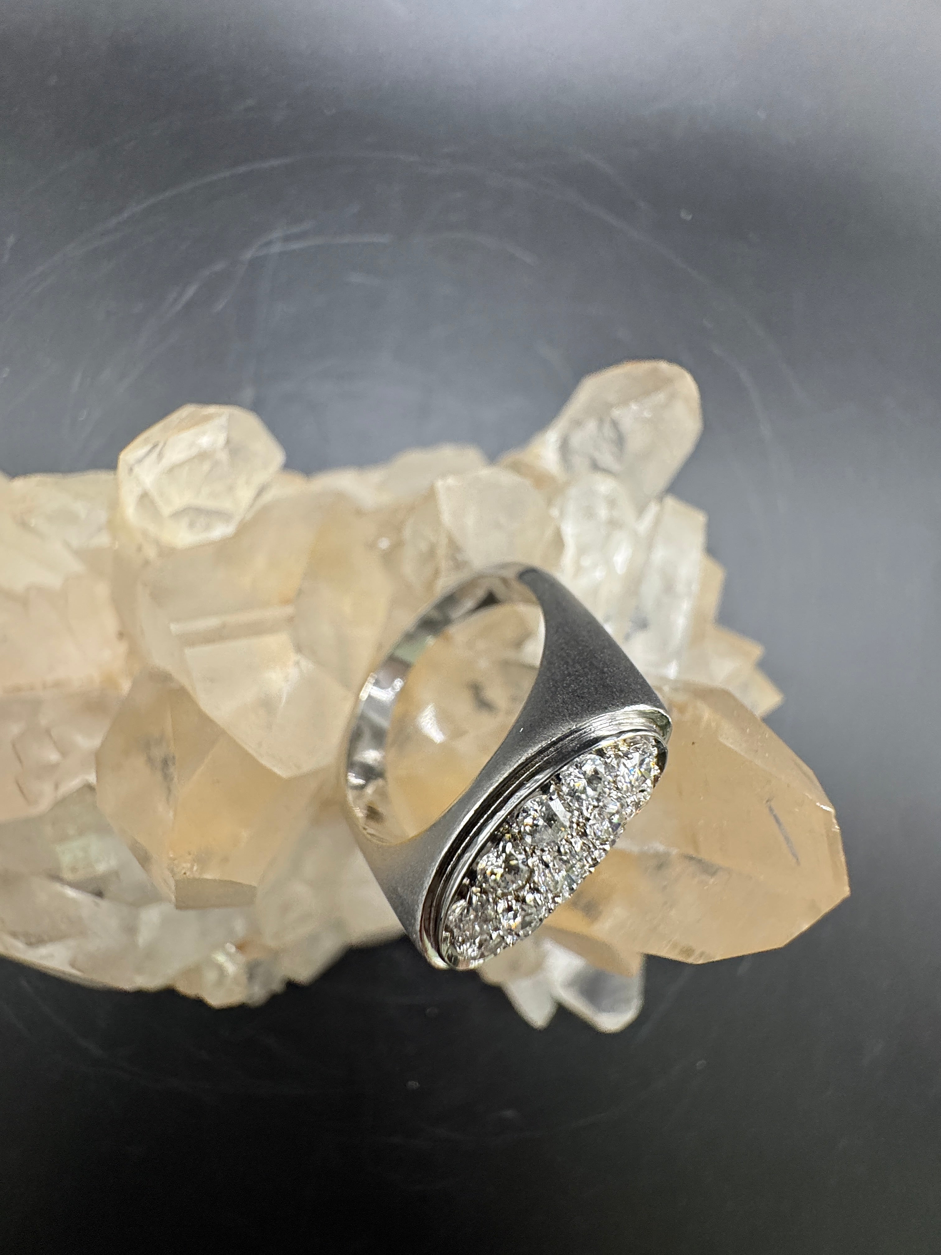 Massieve 18k witgouden ring bezet met zeer fijne pavé briljant geslepen diamanten