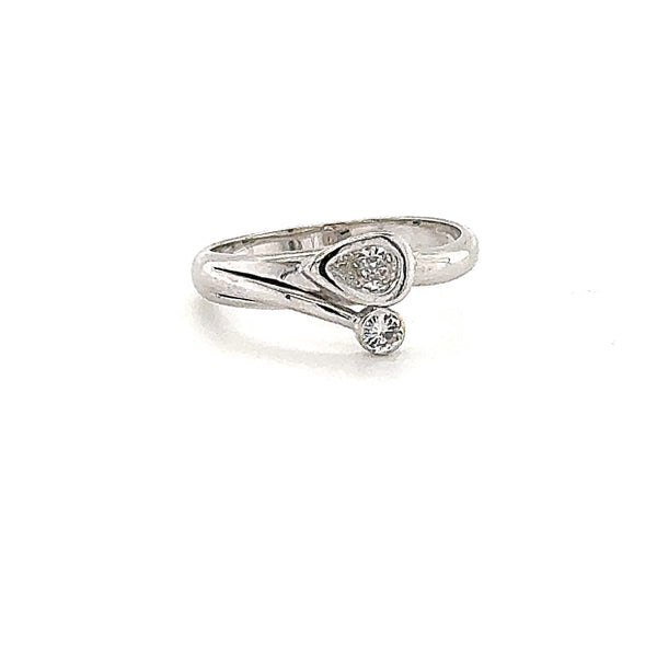 Elegant white gold ring in 18 carat with diamond pears and diamond