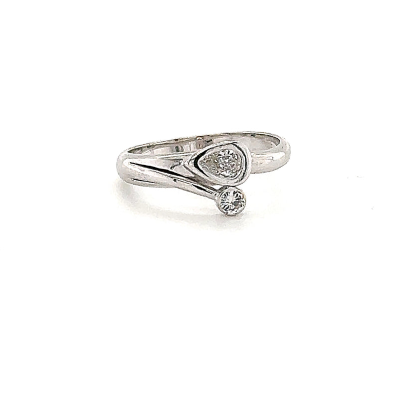 Elegante witgouden ring van 18 karaat met diamanten peren en diamant