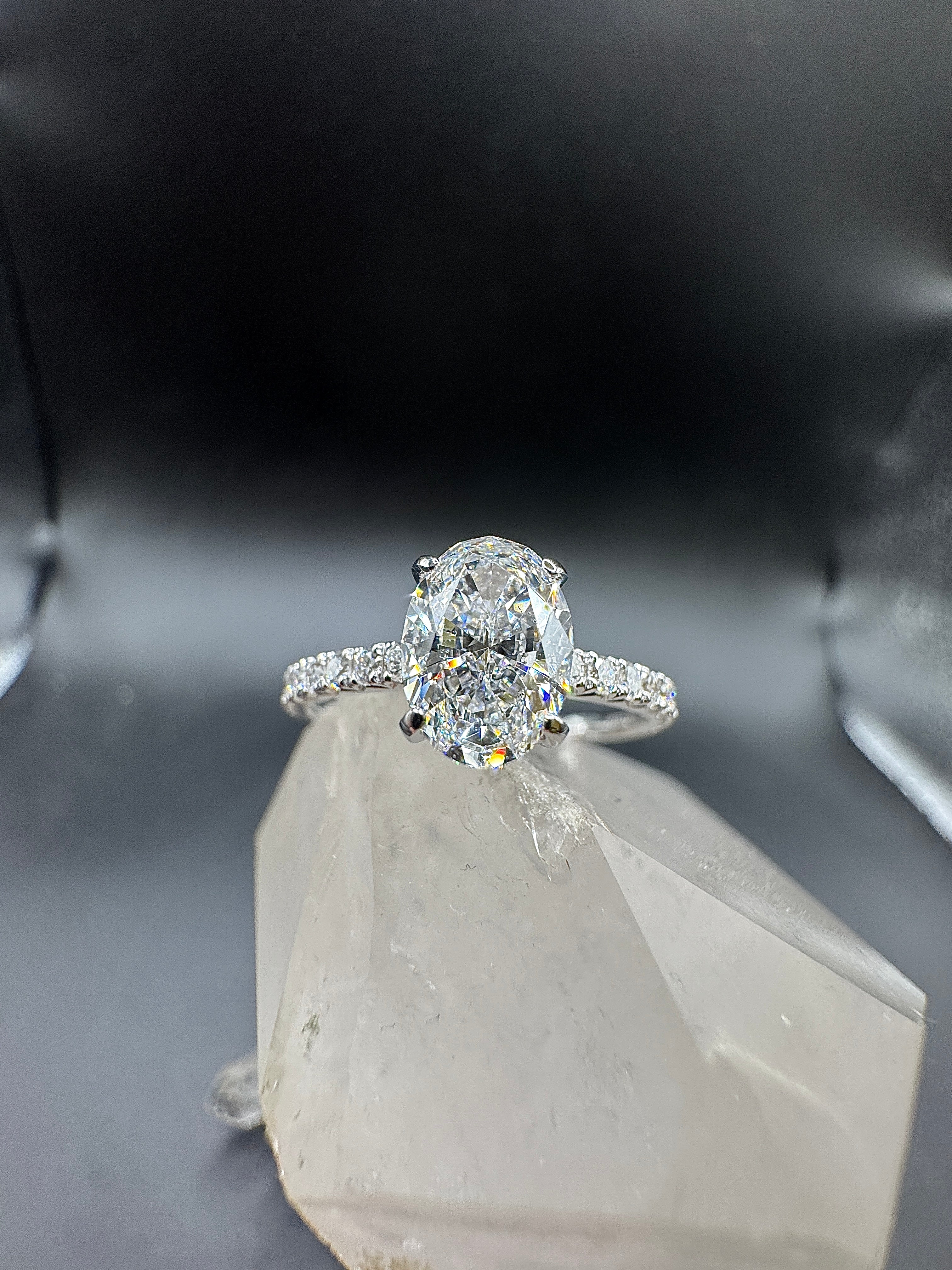 Wunderschöner Ring in 18 Karat Weißgold mit ovalem Brillanten & Pavé-Besatz