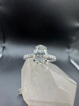 Wunderschöner Ring in 18 Karat Weißgold mit ovalem Brillanten & Pavé-Besatz