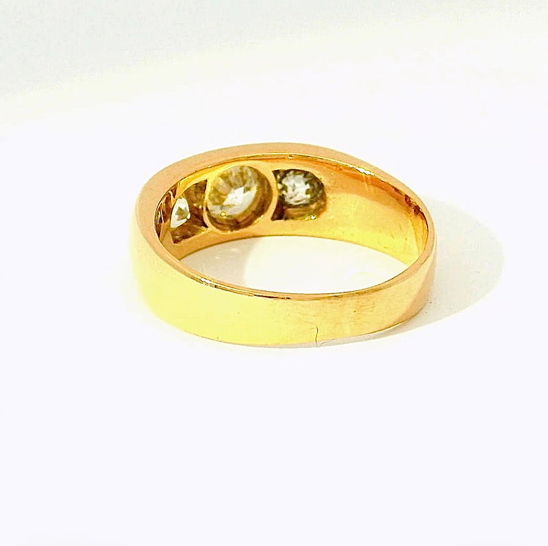 Zeitloser Vintage-Ring in 14 Karat Gelbgold mit drei Altschliff-Diamanten