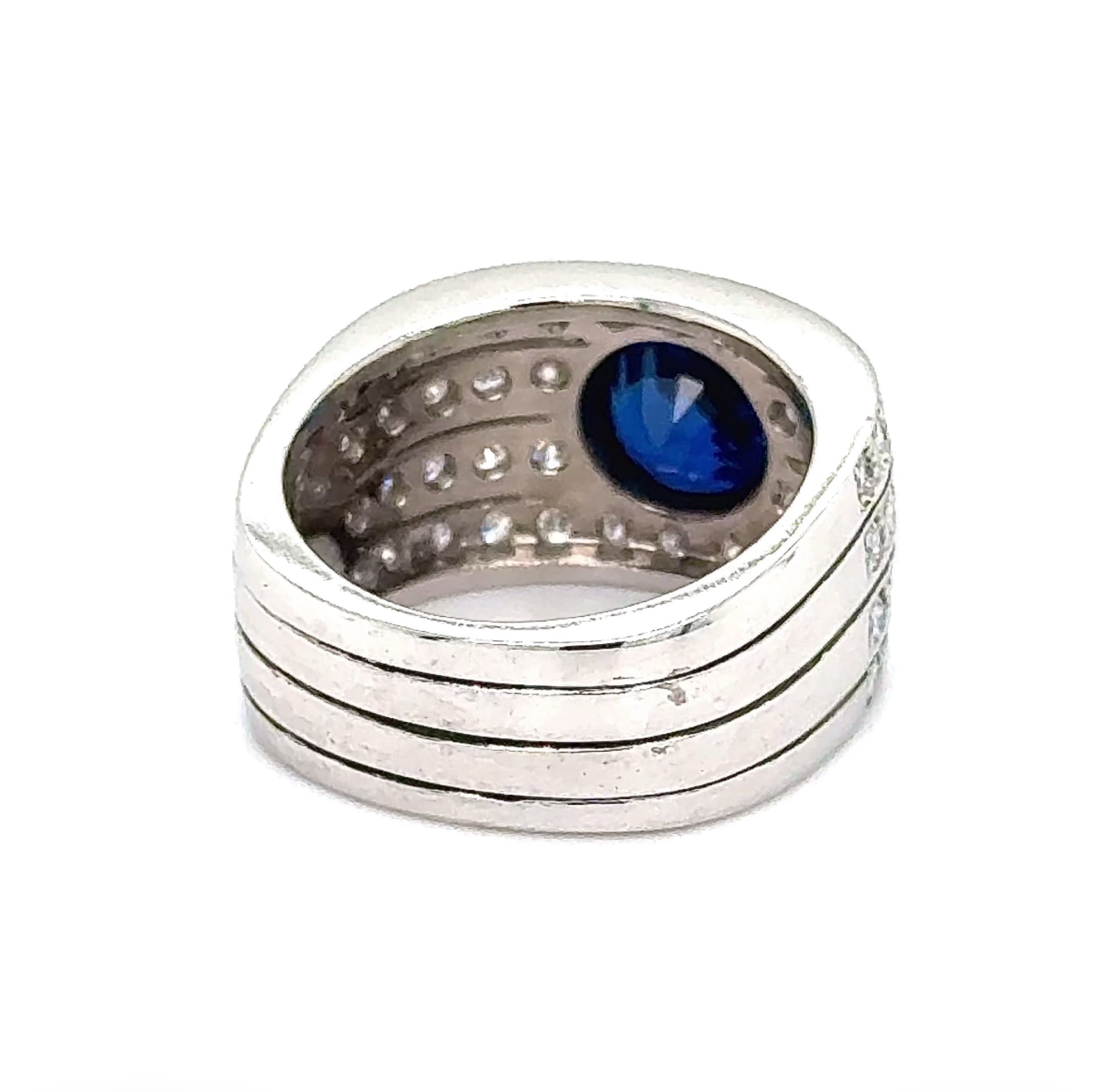 Eindrucksvoller Ring in 18 Karat Weißgold mit augenreinem Saphir und Brillanten