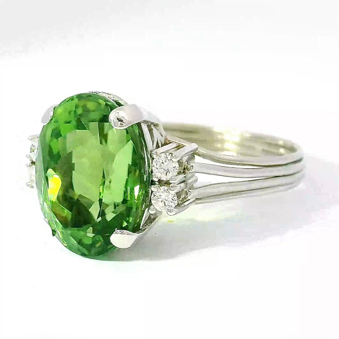 Zeitloser Vintage-Ring in 18 Karat Weißgold mit grünem Turmalin & Brillanten