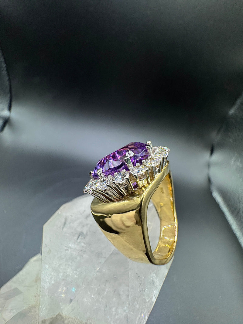 Prunkvoller Cocktailring in 18 Karat Gold mit großem Amethyst & Brillanten