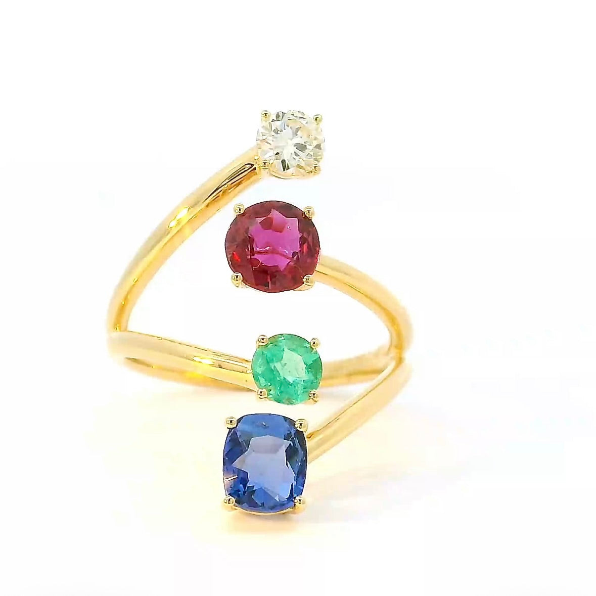Aufregender Ring in 18 Karat Gelbgold mit Smaragd, Rubin, Saphir und Brillant