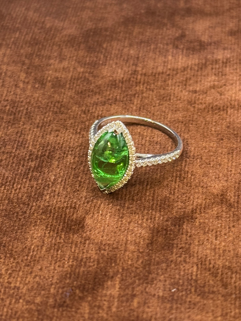 Modern white gold ring in 18 carat with very fine tsavorite and brilliant-cut diamonds