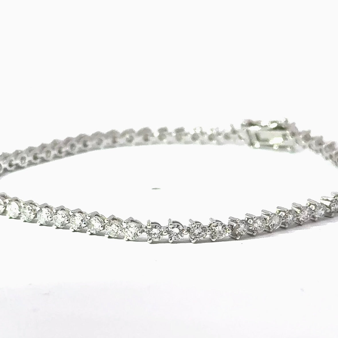 Modernes und zeitloses Tennisarmband in 900er Platin mit Brillanten