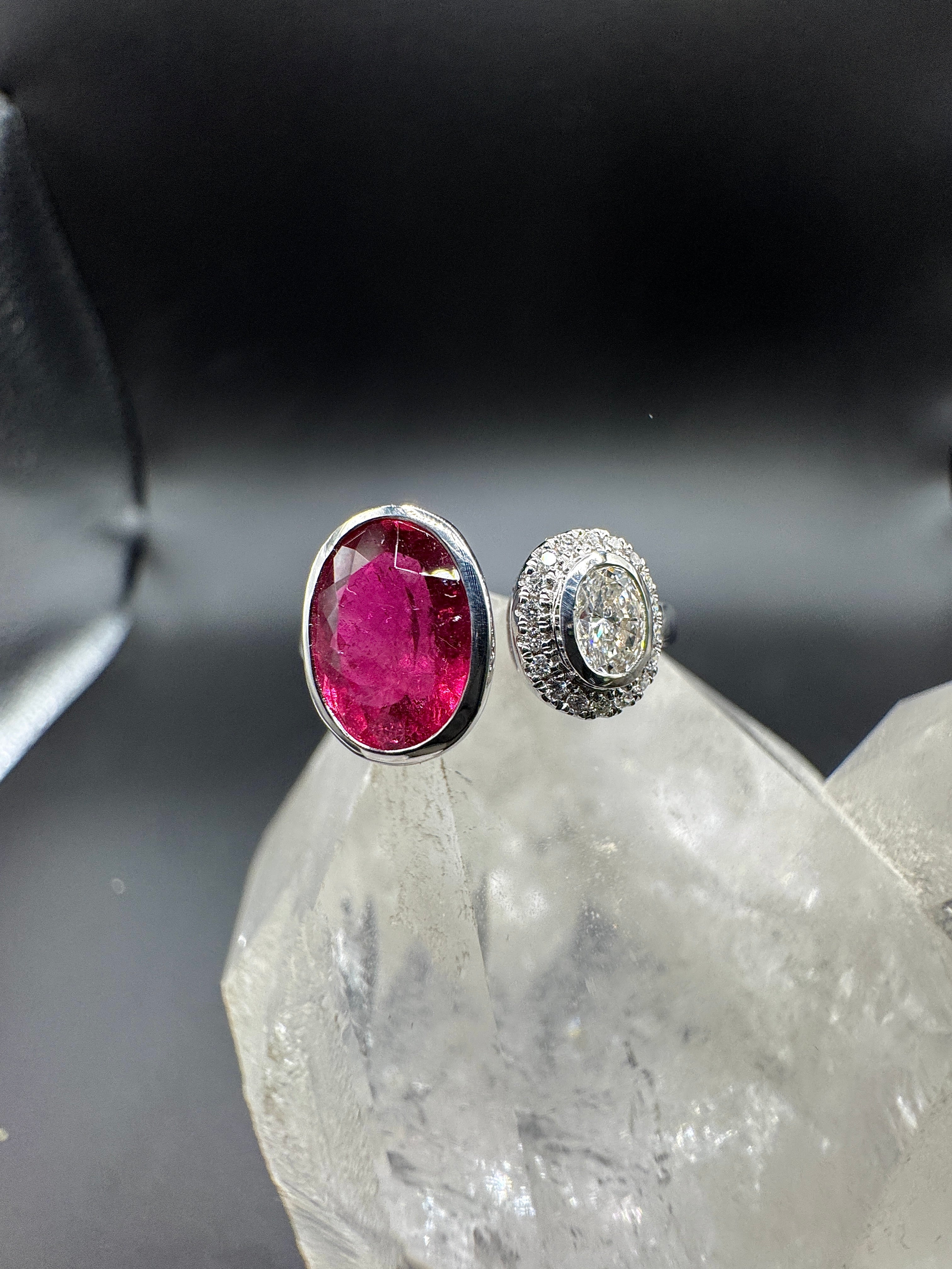 Eleganter Ring in 18 Karat Weißgold mit Rubellit & Brillanten