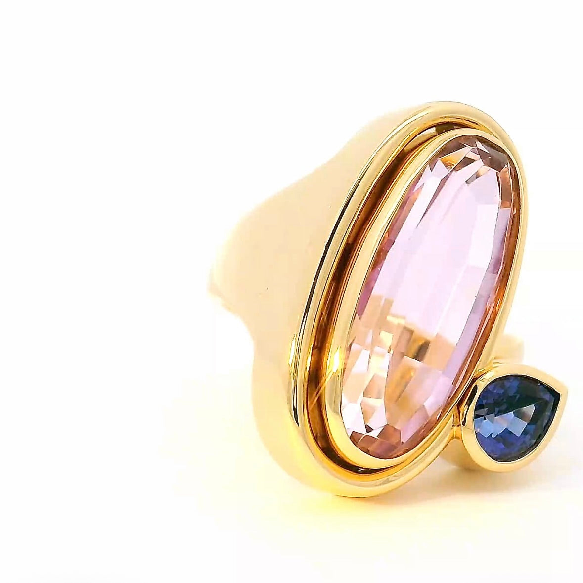Handgefertigter Ring in 18 Karat Gelbgold mit Kunzit & Tansanit