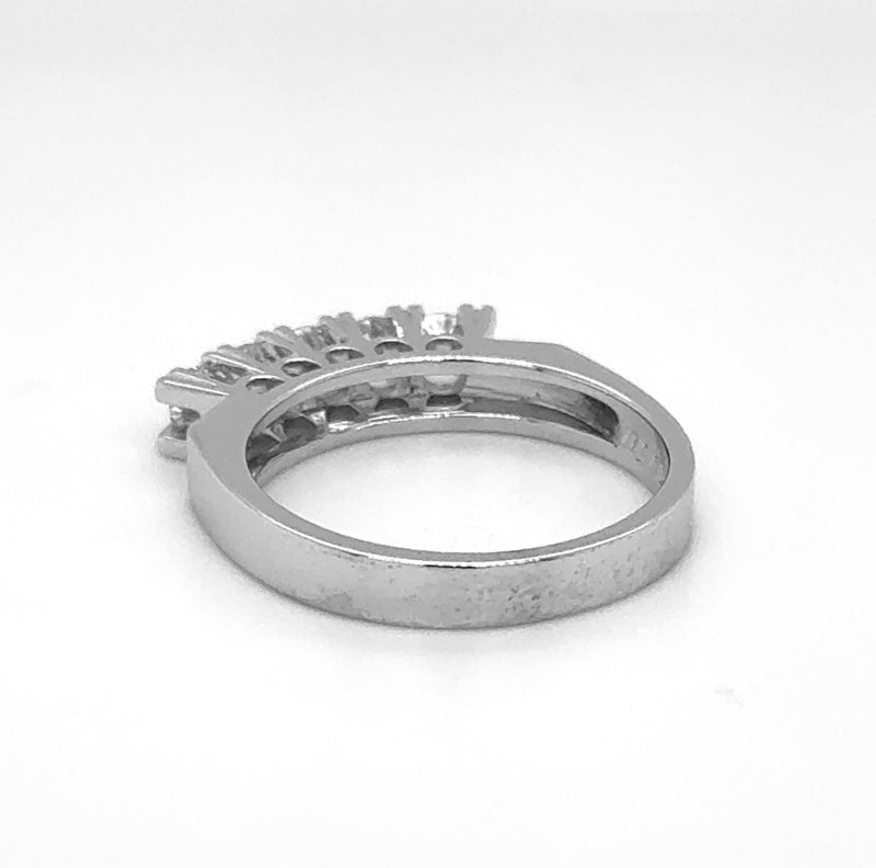 Edler Halbmemory Ring in 18 Karat Weißgold mit hochfeinen Brillanten