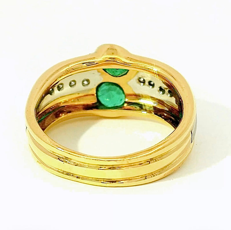 Handgefertigter Ring in 18 Karat Gelbgold mit Smaragden & Brillanten